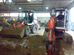 Odkopywanie instalacji w hali produkcyjnej
